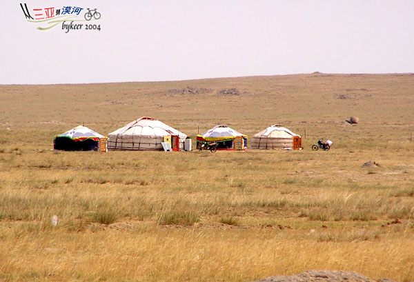 内蒙访古(34): 苏尼特左旗-阿巴嘎旗途中<br>现在公路边单纯的蒙古包已经很少见了
