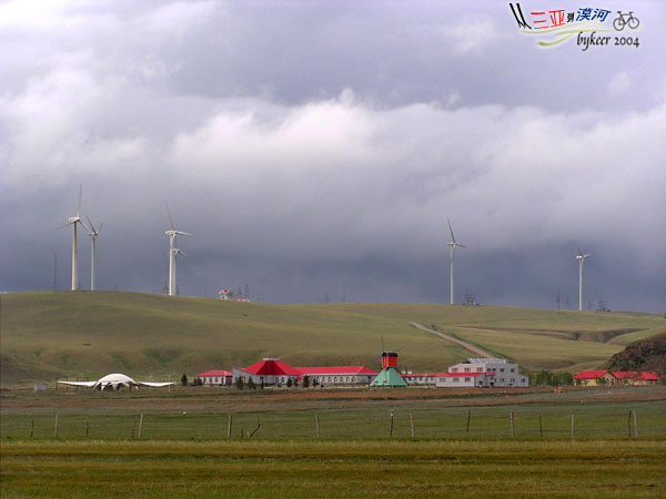 内蒙访古(52): 风力发电厂<br>当时迎着风走了整整一天！