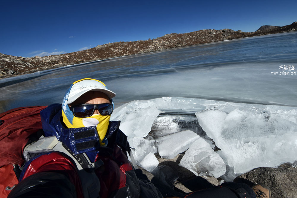 蓝冰星海(6): 湖边尚未完全封冻，可厚厚的冰层被挤上湖岸，以一种奇怪的姿势凌空飞腾在砂砾之上。