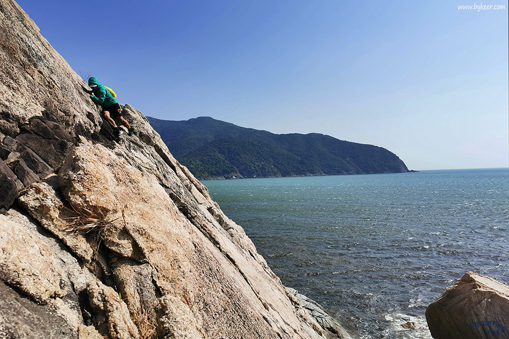 深圳海天穿越(7): 最险的一处峭壁，需要从临海的绝壁上斜切而过。<br>事后照片上看，45°左右吧。拍照时手会不自觉的内倾，怕人掉下去：）