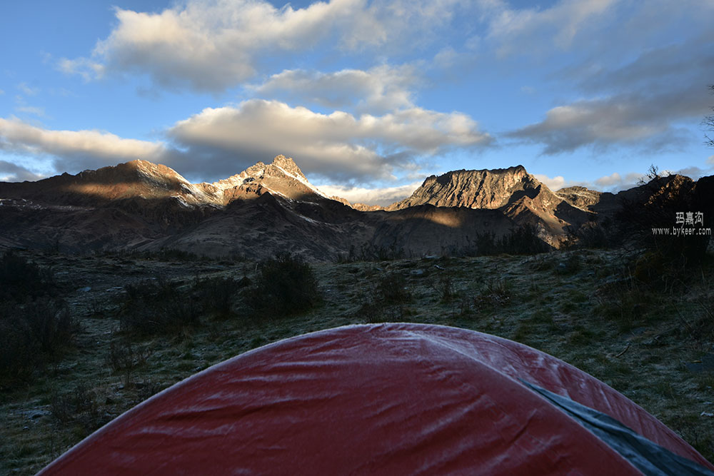 独走玛嘉沟(21): 次日清晨，玛嘉沟峡谷对面山头的晨光，和帐篷上的白霜。<br>待我拔营下山时，旁边三个帐篷中的小伙伴都还没起来呢。