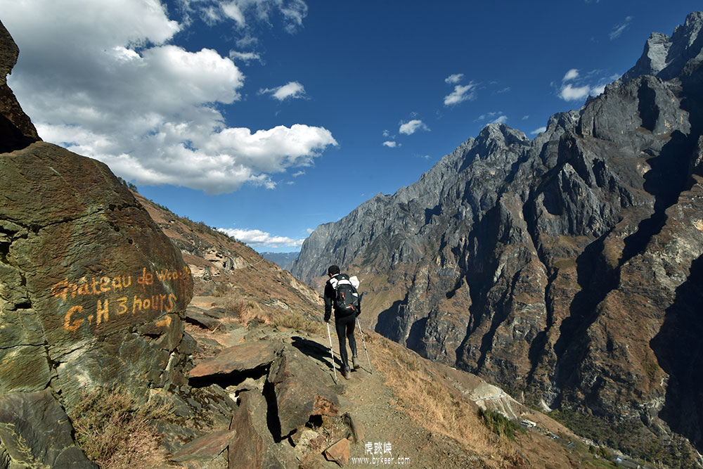 虎跳峡高路(13): 无尽的蓝天啊，让我不得不想起那年深秋的滇藏线骑行，那澜沧江峡谷上方，同样深邃无暇的蓝！