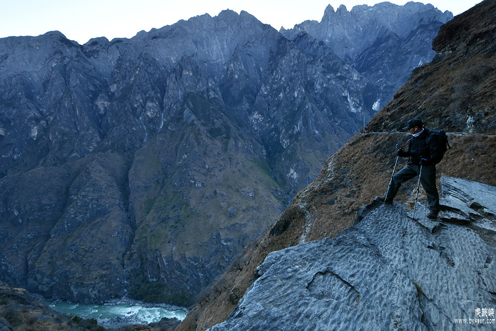 虎跳峡高路(18): 第二天的行程，中虎跳之上，另有一番风光。<br>群山躲藏在阳光背后，悬崖泛着深蓝的铁一般的光泽。