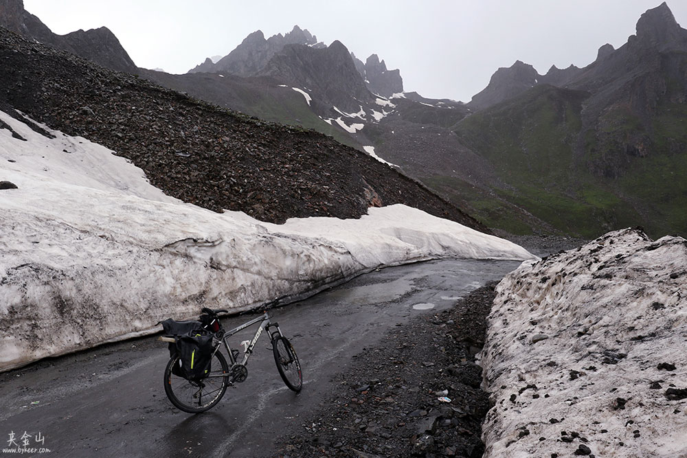 邛崃秘境环骑夹金山(23): 山北麓还有不少残雪，甚至能在路边堆出一道雪墙。