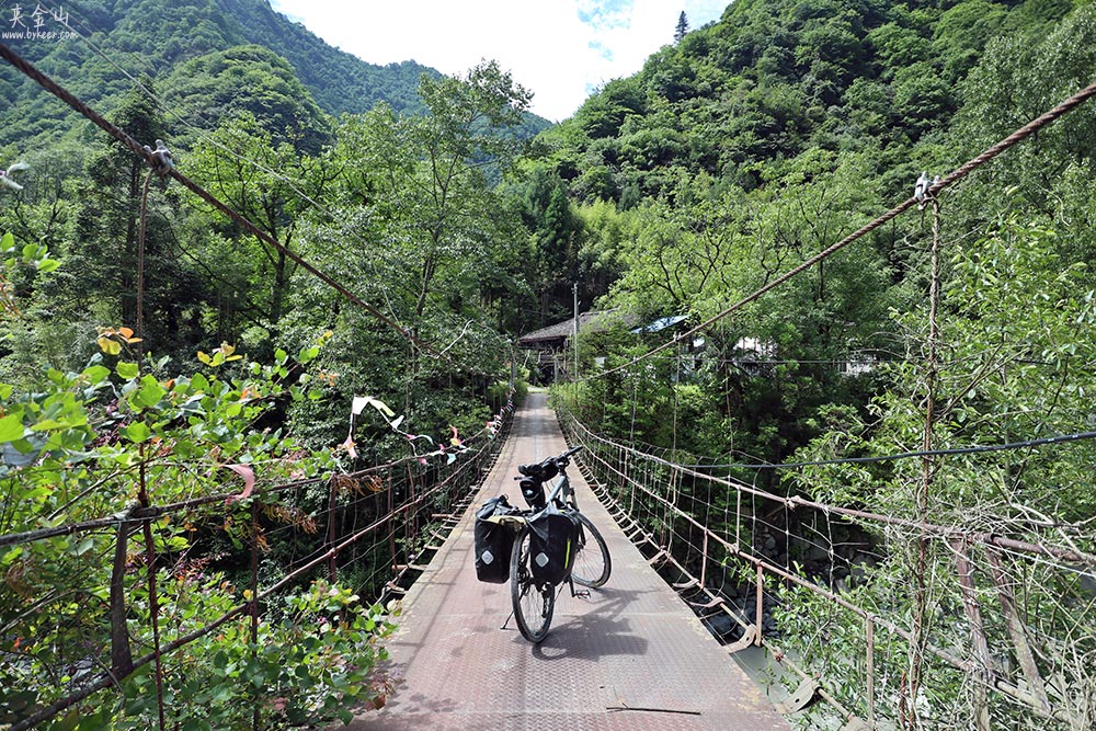 邛崃秘境环骑夹金山(4): 通往溪谷对岸小村的改良版铁索桥，穿过阳光、风和水声，如同通往世外桃源之路。