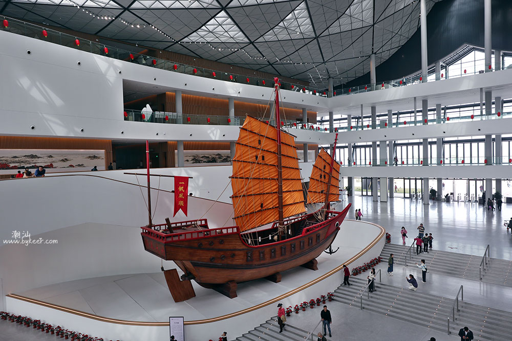 潮汕(3): 顺路去转了下潮汕博物馆，空旷的展厅中央是一艘硕大的帆船：红头船。<br>这种远渡重洋拓殖海外的远洋商船是潮汕人的象征，也是潮汕文化的魂吧！