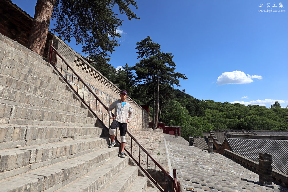 五台之巅(32): 佛光寺大殿前的陡峭台阶，和空寂无人、白云悠悠的漫漫夏日
