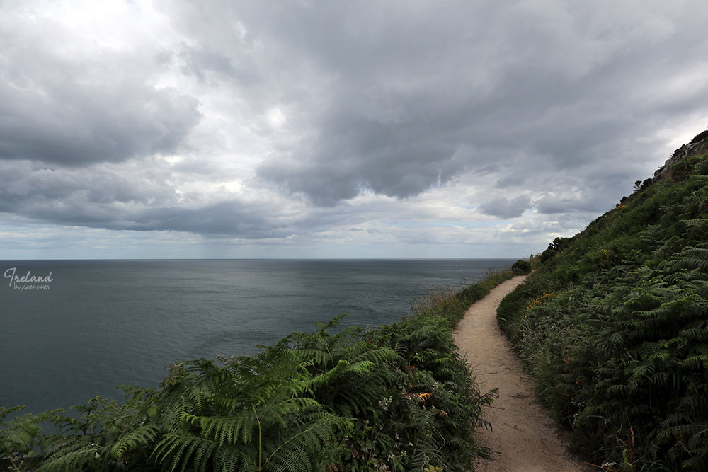 The Emerald Isle 爱尔兰(一)(13): 乌云浓重的时候，大海也变幻着颜色，呼应天空的云彩，穿过蕨叶的小径愈发神秘