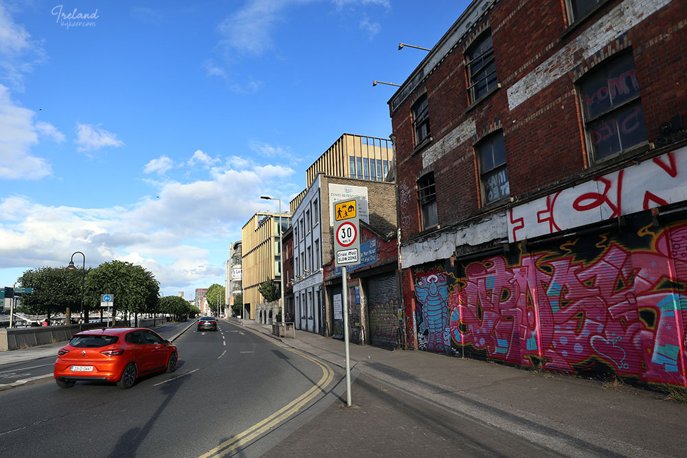 The Emerald Isle 爱尔兰(一)(17): 我们宾馆距离研究所仅River Liffey一河之隔，距离市区亦不算远。<br>午餐晚餐得外出自己解决，晚睡前要溜达漫游凑足一万步，这都让我更深入的认识了都柏林的晨晨昏昏。<br>由于地处高纬，这里每天晚上十点之后天才黑尽，而早晨的天亮根本不知何时。