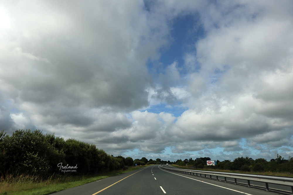 The Emerald Isle 爱尔兰(一)(22): 又一个周六的上午，尽管租车颇有周折，我们终于还是飞驰在横贯爱尔兰国土的公路上，追赶又穿越那一片片或浓或淡、或高或低的浮云。<br>脑中始终有个印象，大概是来自初中时的英语课堂，“highway”并非“高速公路”？<br>也许吧，爱尔兰的highway机动车道完全分离，边道上却似乎是可以骑自行车的。