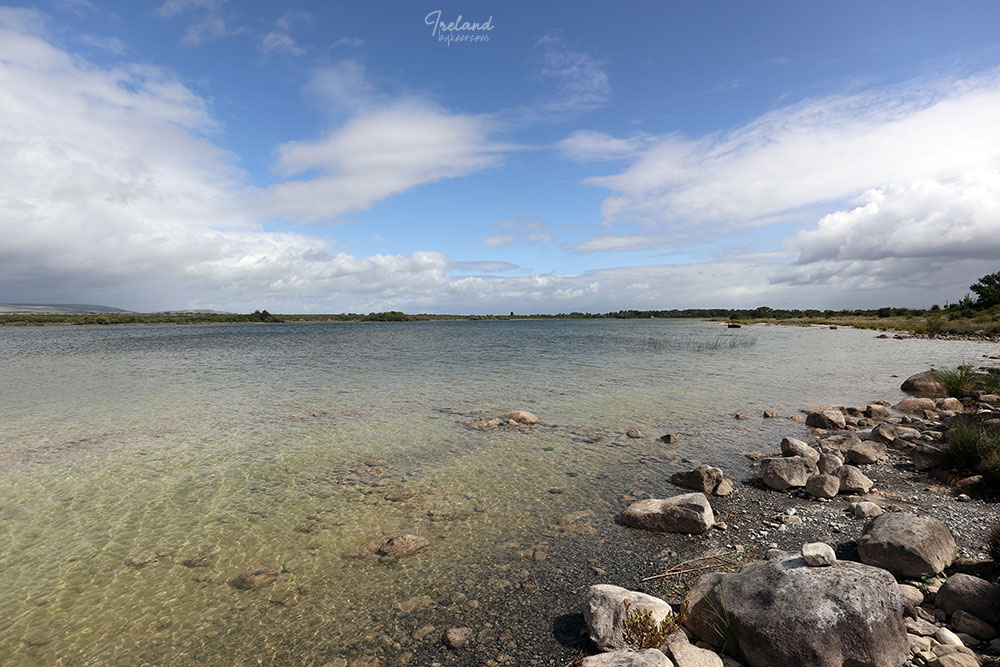 The Emerald Isle 爱尔兰(一)(25): 狭路灌丛之后，隐藏着不知名的，清澈见底的高地石灰质湖泊