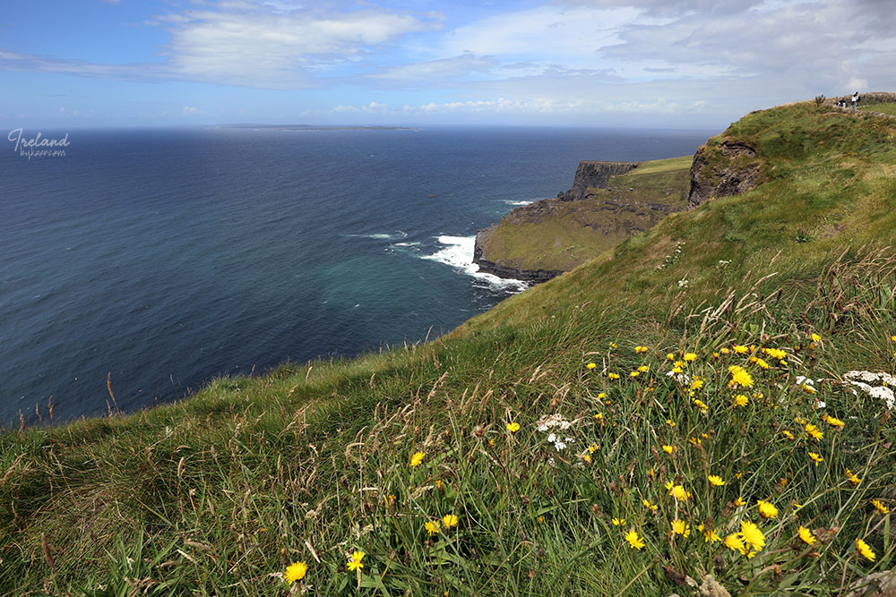 The Emerald Isle 爱尔兰(一)(27): 距离爱尔兰西海岸高威Galway不远，莫赫悬崖是世界上最著名的海岸悬崖之一，<br>落差巨大的垂直石崖切割开绿草披覆的高地原野和浩渺深邃的大西洋