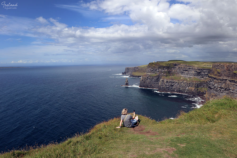 The Emerald Isle 爱尔兰(一)(31): 不会查票，全凭游人自觉的莫赫景区；没有栏杆，可以自由试险的莫赫景区，一些地段游人如织，更多则是行人稀稀。<br>我最羡慕的，还是偶遇的那些身负背包、徒步穿越14公里莫赫步道的旅者。<br>难以想象，整天行走在这蓝天碧海的绝壁之巅会是什么感受！<br>都说人口是福利，可我不时还是觉得，人少些也没什么不好啊。