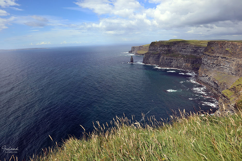 The Emerald Isle 爱尔兰(一)(32): 最后再来一张Cliffs Of Moher的正照。<br>依稀记得数年曾拜访葡萄牙Cabo da Roca海岬，欧亚大陆最西端；现在的旅行，该比那时更多了一份自由罢