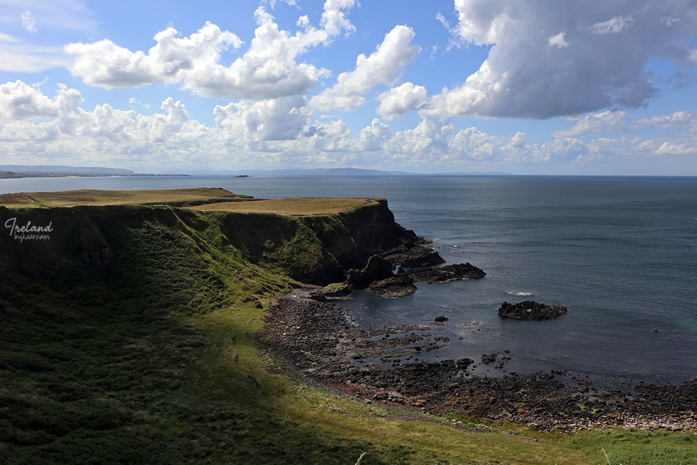 The Emerald Isle 爱尔兰(二)(18): 看看这边的海岸悬崖风景，竟与莫赫悬崖也有几分相似呢！<br>遥远的海岸尽头，海岛虚无缥缈，隐隐若现，那可是大不列颠？对比地图，哦，大概只是峡湾的对岸吧。<br><br><br><br><br><br><span style='font-weight:bolder;font-size:26pt'>:::: 狂野大西洋之路 The Wild Atlantic Way ::::</span><br><br>