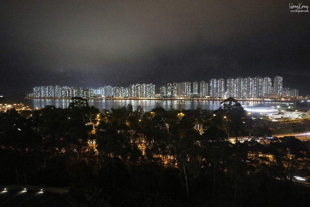 东方之珠(1): 沙田区香港中文大学附近宾馆海景房窗外墨黑的海湾、天空和高大现代的公寓楼群，是香港留给我的最初印象