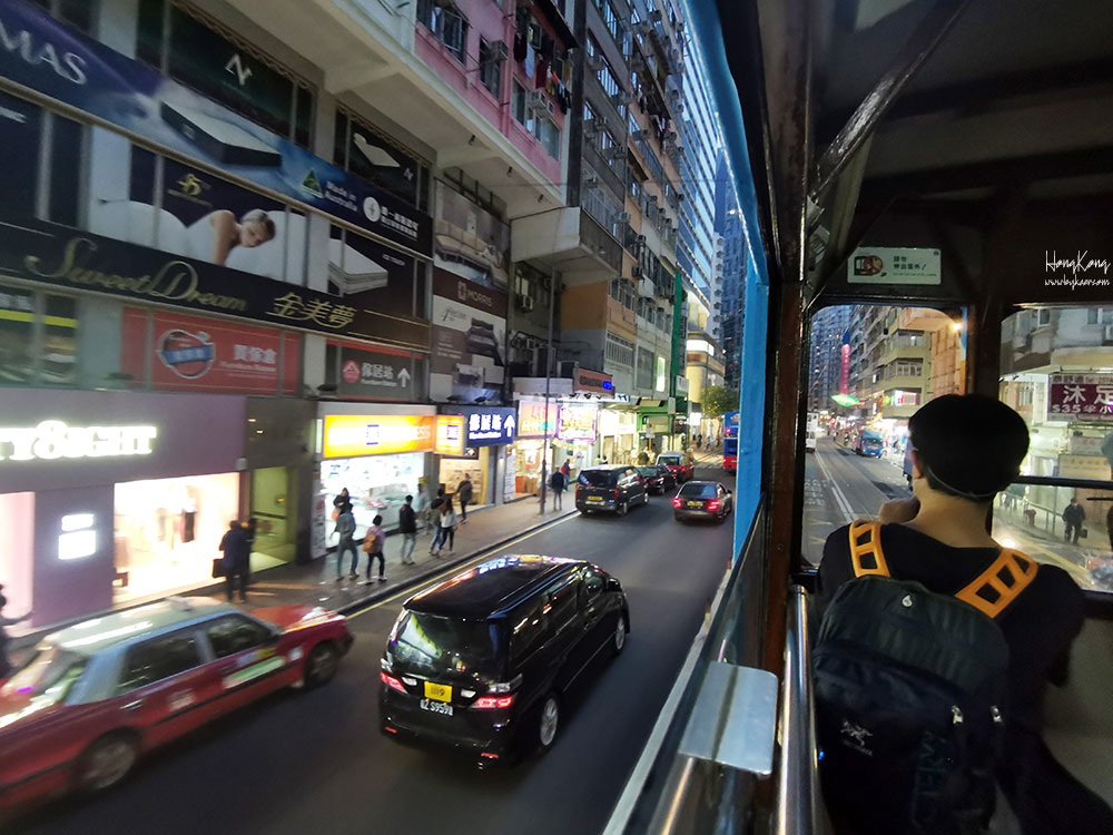 东方之珠(17): 回到海边搭乘了一段有轨电车。正是暮色初临的时光，靛蓝的天色，挟持着初亮繁华的灯火，混着叮铃的电铃，<br>在霏微清冷的晚风中拥进车窗，安抚着这躁动都市中疲惫的心灵。<br>uko说，难得的香港慢时光。