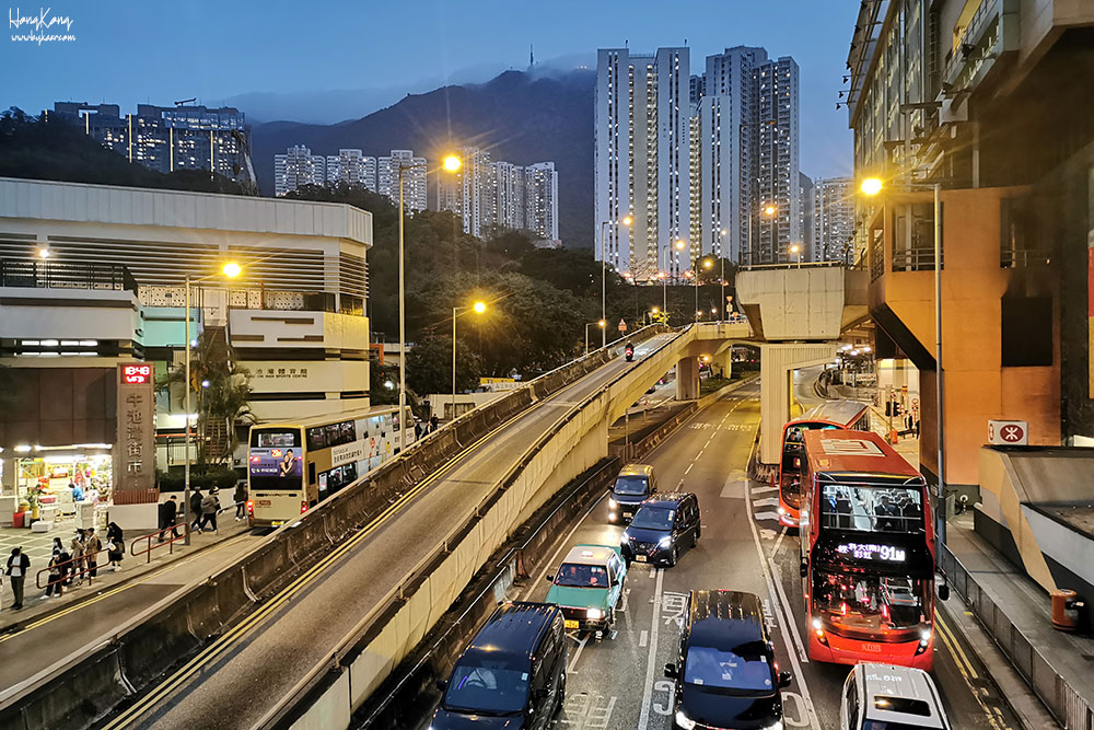 东方之珠(3): 黄昏中行走在香港街市，灯火灿烂的都市森林之外，雾霭氤氲的山头很有些深圳梧桐山的感觉