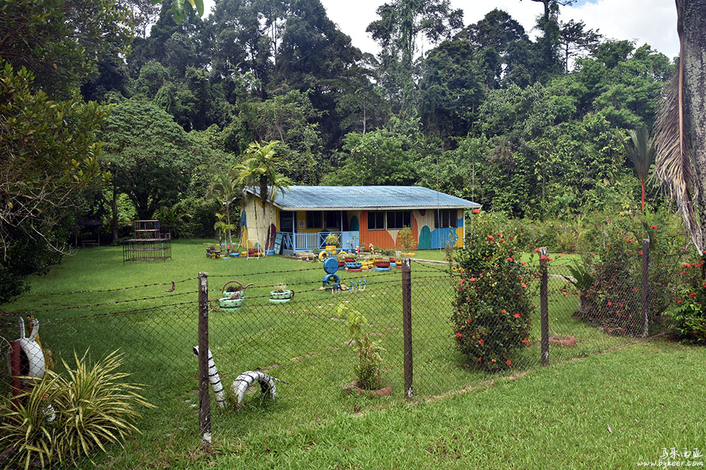 婆罗洲的雨林(一)(14): 乡村幼儿园，就在热带雨林边上。好一个童话般的世界啊！