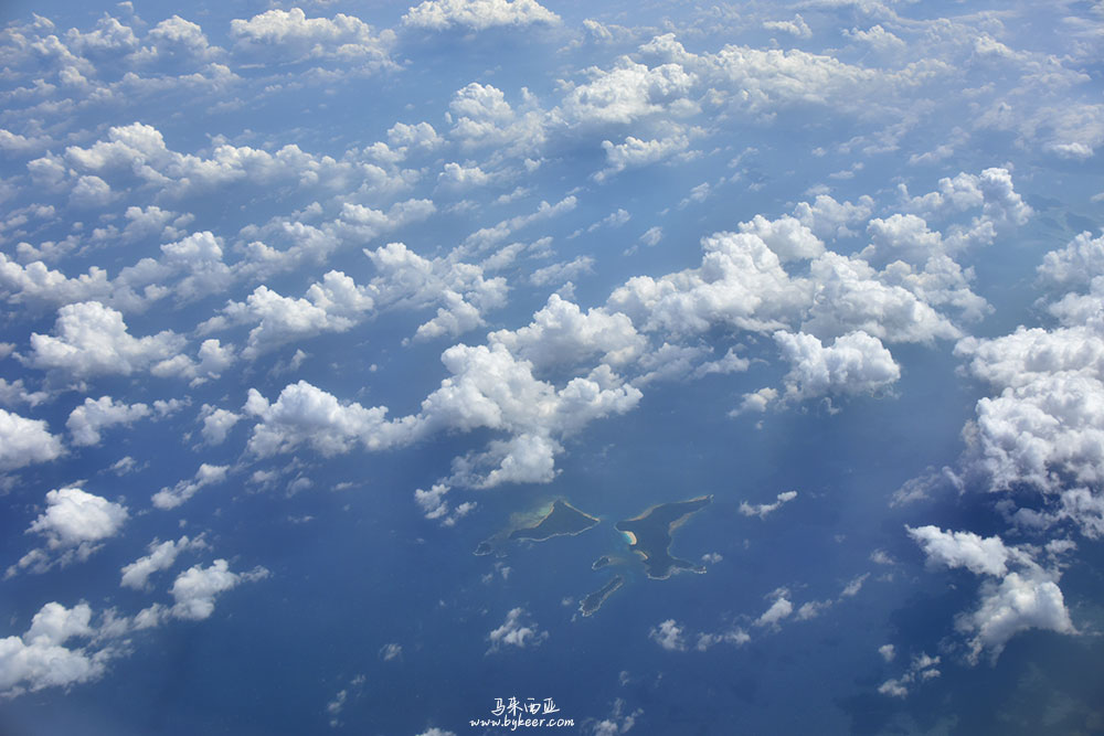 婆罗洲的雨林(一)(9): 从马来半岛前往婆罗洲会飞越南海。对比google地图，这几座翡翠般的小岛，<br>就是印尼阿南巴斯群岛Anambas中的Pantai Pulau Penjalin岛，她有着美丽的珊瑚环礁。