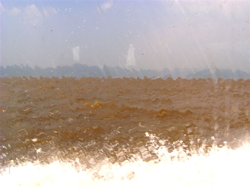 廊桥如梦(48): 乘坐高速快艇回温州<br>被水浪溅湿的船窗外<br>天、山、水扭曲成为奇特的风景<br><br>我们的国庆长假结束了