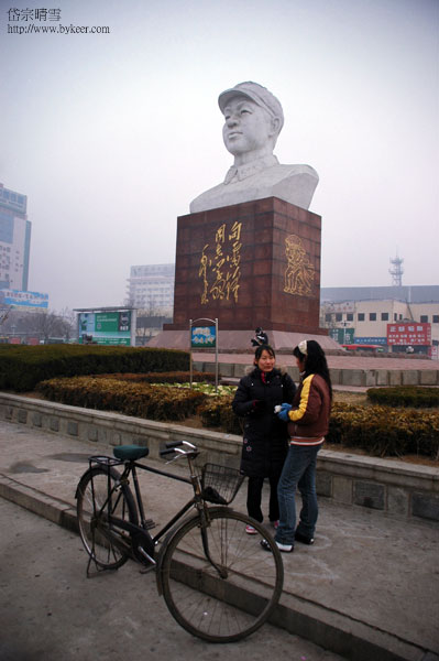 岱宗晴雪(1): 泰安火车站广场的雷锋雕像，据说是全中国最大的。<br>雷锋和泰安有什么关系，连当地的出租车司机都不明白。<br>好不容易上网查到，雷锋像是在泰安站改名为泰山站时落成的。<br>有两个因素，一个是纪念毛主席为雷锋题字，弘扬社会新风；<br>一个是用“雷锋之死重于泰山”一说来反衬泰山在中国的地位。