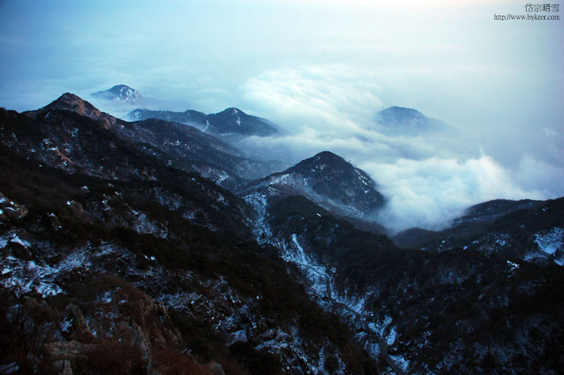 岱宗晴雪(12): 黄昏时，山腰的迷雾已经退却，盘盘山道毕现无遗。<br>想像要是这个时候攀登十八盘，该是极其壮观的吧。