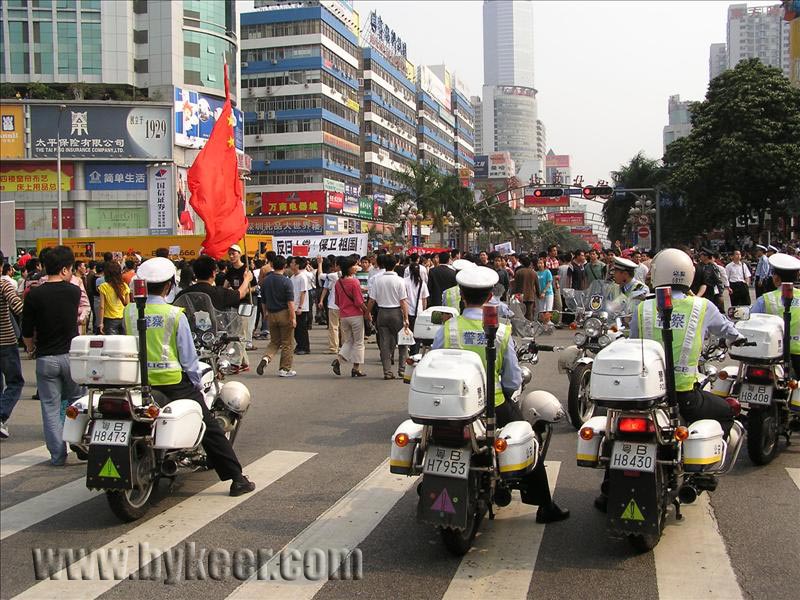 游行的美丽(8): 一路上武警在路边维持秩序<br>交警在前面为队伍开路