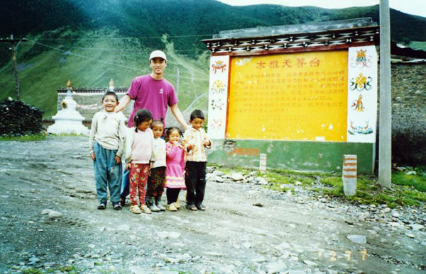 川藏南线(10): 藏族小孩子。<br>浅山、草地、黄花、牛羊，<br>牧区的景色非常漂亮；<br>雨中的空气无比澄澈，<br>青山原野一尘不染。<br>又来到了我们梦想中的高原，<br>看着眼前这些空旷巨大的连山，<br>一时感觉还有些不习惯