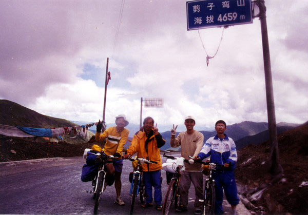 川藏南线(14): 在4659米的剪子弯山口与台湾同胞合影。<br>看不出来吧，<br>两位退休后立马跨车周游大陆的台湾帅哥