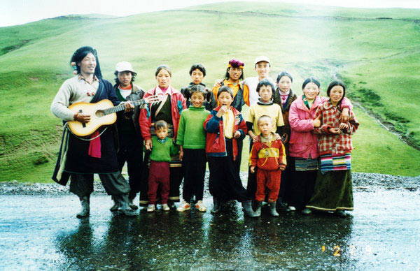 川藏南线(16): 我们与怀抱吉他的藏族人家，<br>还有远远近近的一大帮孩子一起合影