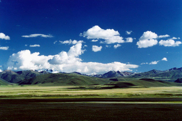 川藏南线(22): 我们第一次看到了雪山。<br>起初并没有注意。<br>蓝天上有那么多白云，<br>白云汇集在天边，<br>簇拥着天边的远山，<br>谁知道哪一顶是云冠，<br>哪一座是雪山？