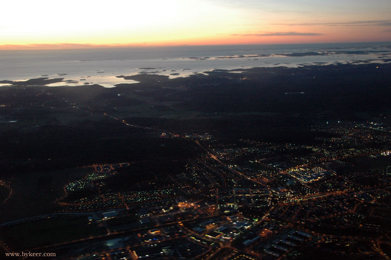 北欧商旅(10): 慕尼黑到哥德堡的都市航线，飞抵瑞典上空不到下午5点，天却快黑了。<br>这是在哥德堡降落前的景色，斯堪的纳维亚半岛之外是联结波罗的海与挪威海的厄勒海峡。
