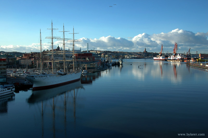 北欧商旅(22): 哥德堡是瑞典第二大城市，斯堪的纳维亚半岛最大海港，终年不冻，据说也是瑞典最美丽的城市。<br>这是停泊在Gota alv河上的“哥德堡号”帆船，为纪念18世纪数次远航中国进行茶叶瓷器丝绸商贸的同名帆船。<br>此船耗费十年时间建造，曾于2005年10月出发，最终于2006年7月抵达中国广州。