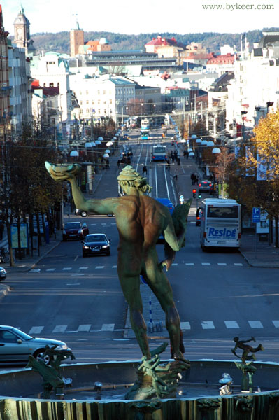 北欧商旅(25-2): 哥德堡街头景色。右图哥德堡海神是这座城市的庇护神，躯体壮硕，<br>右手紧握一条已被捕捉的大鱼，左手则托着大大的贝壳。<br>他面对的Kungsportsavenyen大街贯穿整个城市。