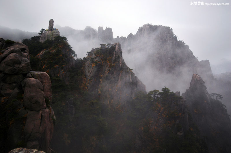 水墨黄山(5): 黄山飞来峰。石柱挺立并未感觉突兀，云雾升腾恍然漫入仙境