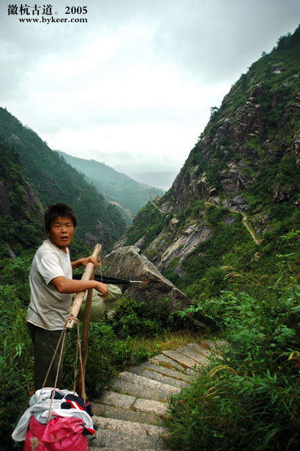 徽杭古道(2): 刚进古道的山路在峡谷上折回<br>有点三峡栈道的味道<br>风景很漂亮