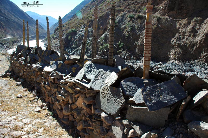 彩云上的旅行(二)(23): 澜沧江峡谷中守护在藏族村落前后的造型奇特的玛尼堆墙