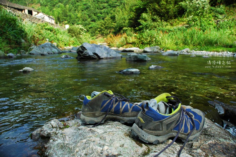 清凉峰之旅(20): 溪水一路相随<br>把脚泡在冰凉清澈的山溪中<br>夏日山谷的享受啊