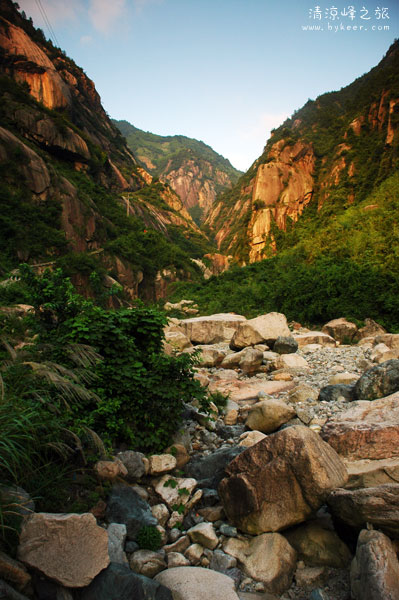清凉峰之旅(22): 夕阳映红了古道入口的峡谷<br>为我们这两天的山野旅行抹上了最后的亮丽色彩