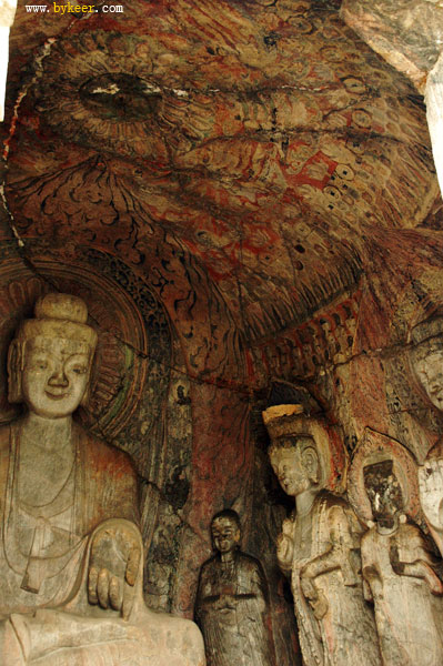 龙门石刻 关林(1): 宾阳洞共三洞，最主要的中洞是龙门石窟群中最为富丽堂皇的一窟。<br>主佛释迦牟尼像通高8.4米，是北魏造像艺术的代表作。