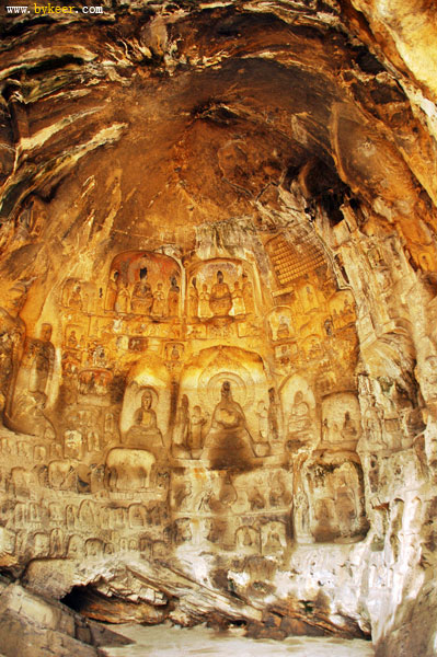 龙门石刻 关林(7): 这个洞窟的名字不记得了。看着这些崖壁竟让我想起了西方教堂壁画上的众神。