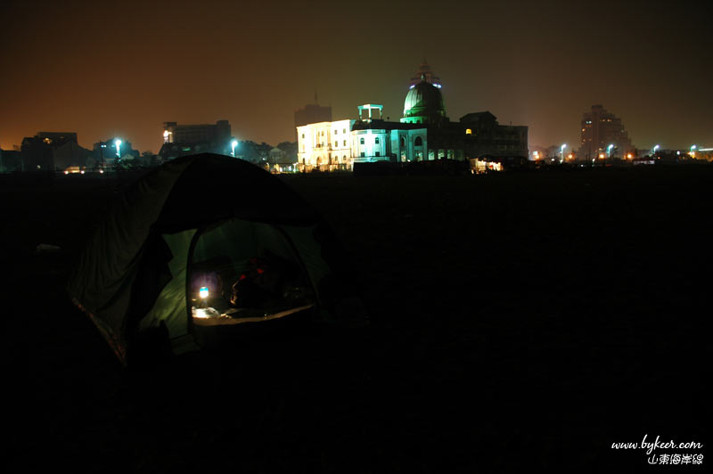山东海岸线(11): 青岛海滩上的露营之夜<br>整个场景跟三亚海滩的露营很像<br>但是沙滩与公路之间没有了茂盛植物的遮挡