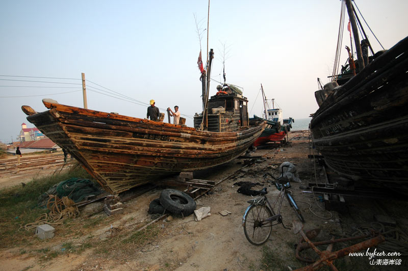 山东海岸线(5): 日照城外的一个小渔船修理厂<br>很惊奇这些渔船居然还是木头做成的
