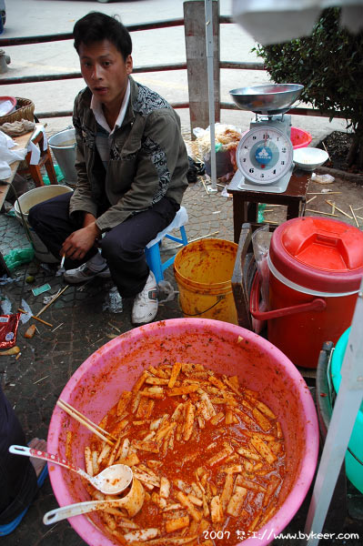 骑行怒江(一)(10-1): 六库街头随处可见的腌萝卜和凉粉