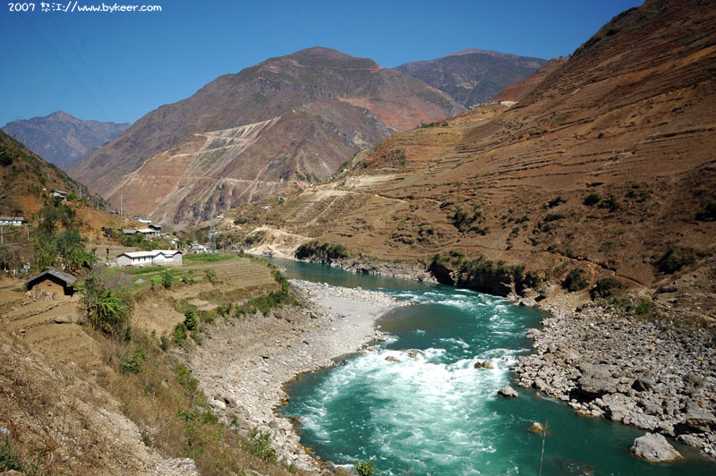 骑行怒江(一)(22): 六库以北的怒江峡谷愈发荒凉，但看看这蓝色的水啊