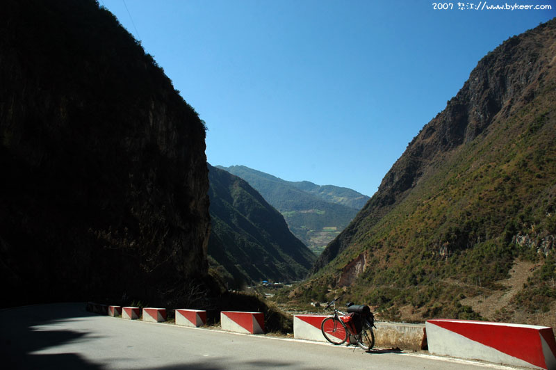骑行怒江(一)(5): 向着怒江俯冲的峡谷和公路