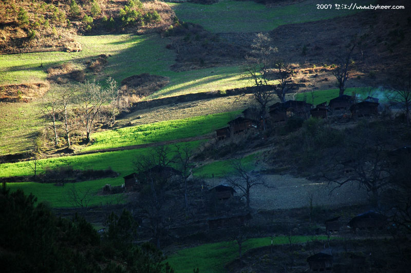 骑行怒江(二)(15): 碧瓦村是五里村山后一个怒族村庄，前往那里要穿过一条长满藤蔓松茸的原始峡谷