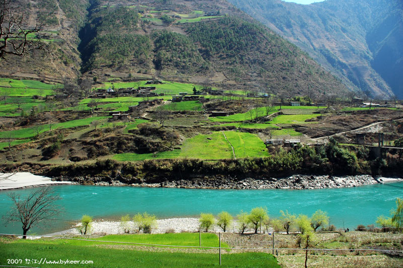 骑行怒江(二)(6): 茶腊村，嫩绿的垂柳与湛蓝的怒江相伴，明媚的高原春天