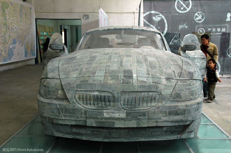 展览2007(10): 砖雕出来的房车，车门可以打开关闭，内饰部件等都栩栩如生 array(深港双城双年展)